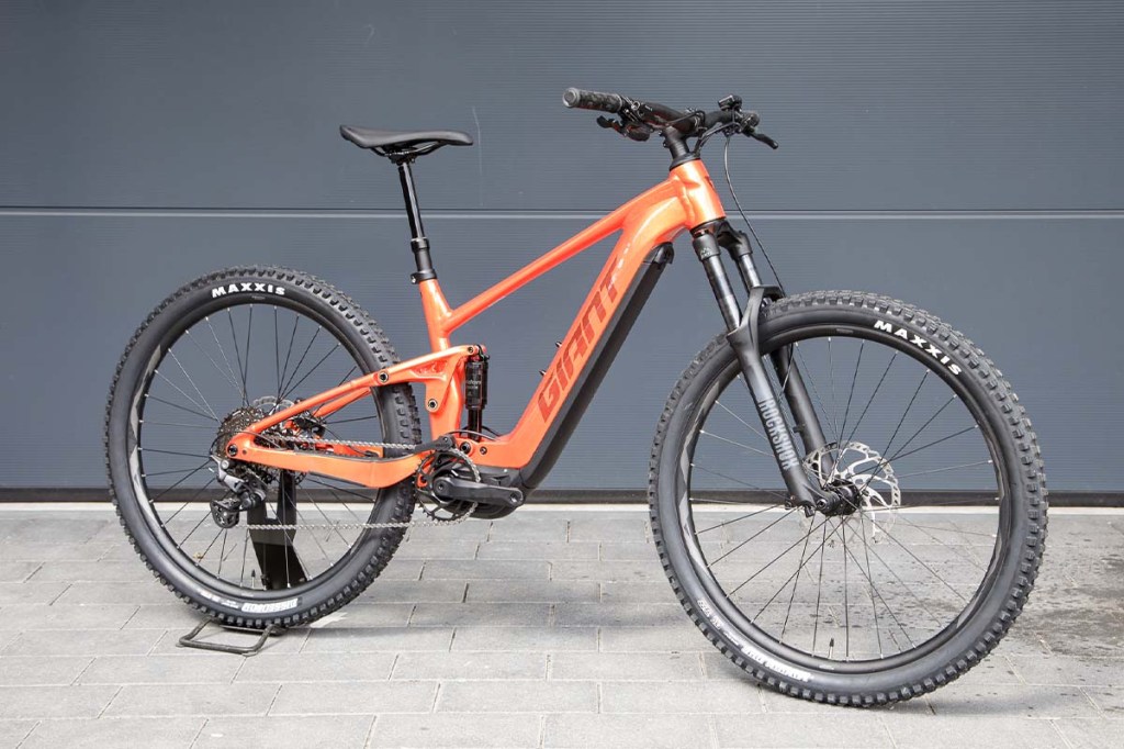 Totale orangenes E-Mountainbike