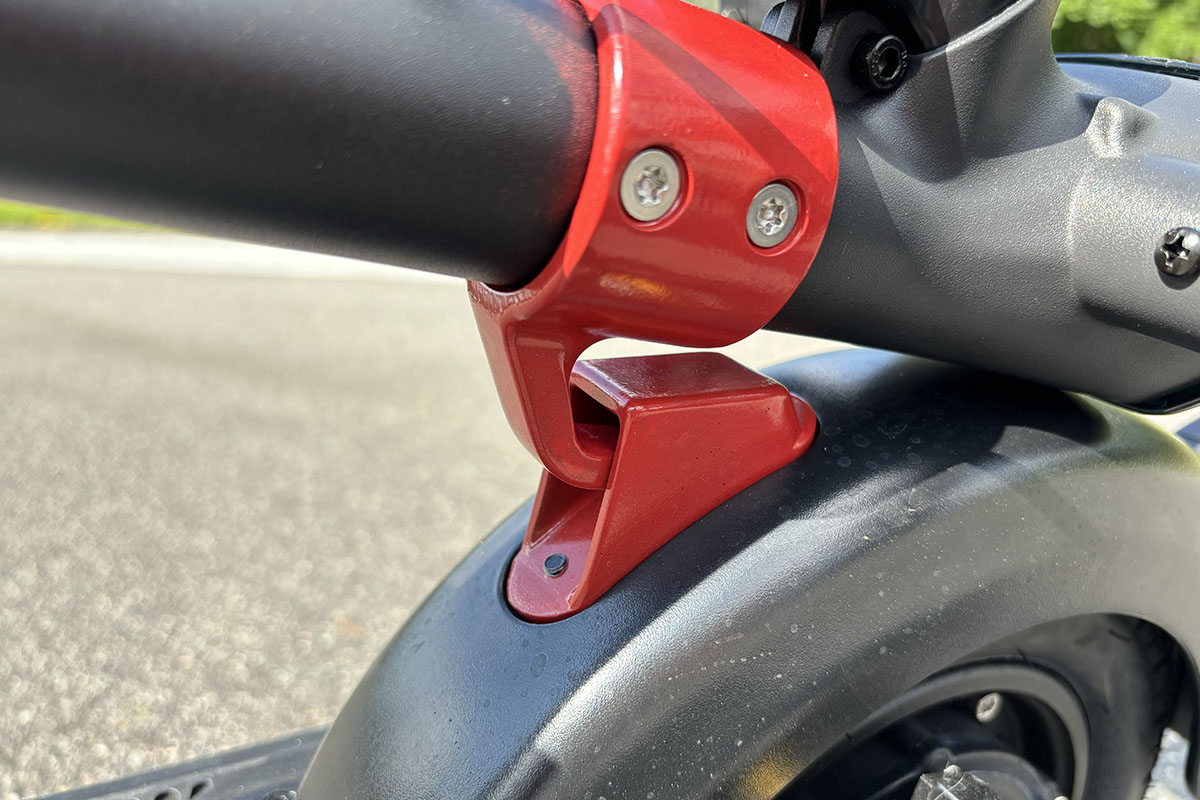 Detailaufnahme eines E-Scooter mit eingeklappten und arretierten Lenker.