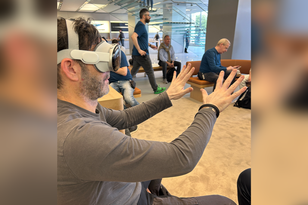 IMTEST-Team-Lead Jan Bruns navigiert mit der Apple Vision Pro.