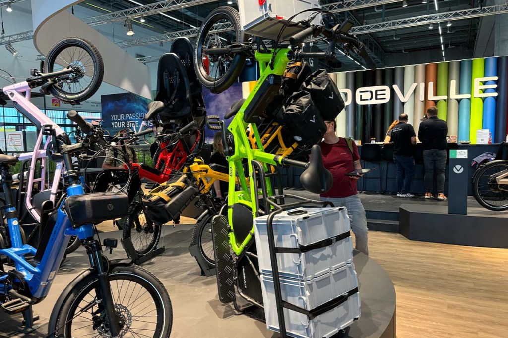 grünes Cargobike an einem Messestand