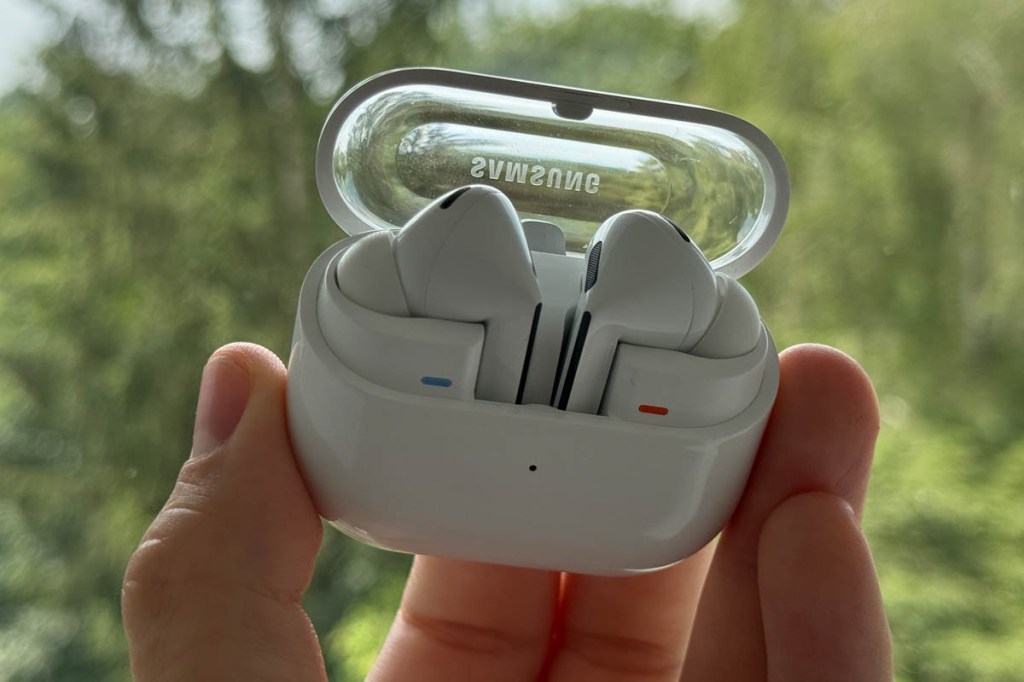 Eine Hand hält die Samsung Galaxy Buds 3 Pro im Ladecase.