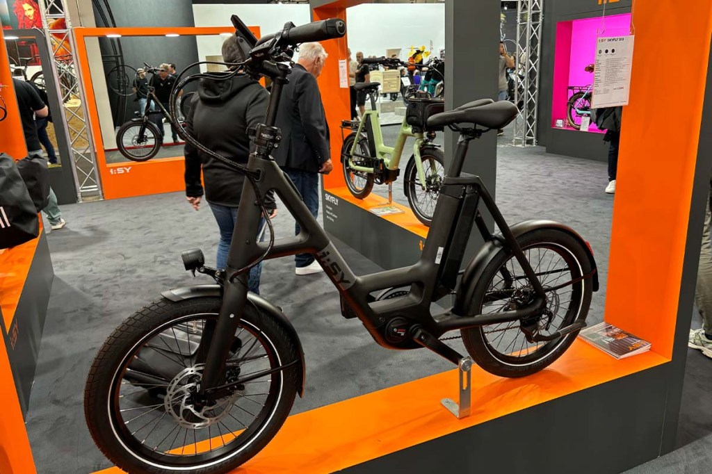 schwarzes E-Bike an einem Messestand stehend