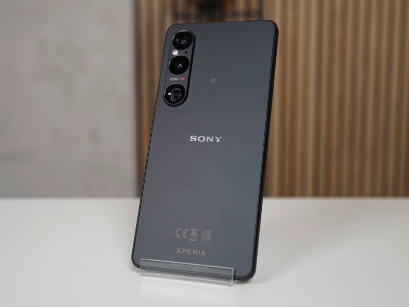 Das Smartphone Sony Xperia 1 VI steht auf einem weißen Tisch.