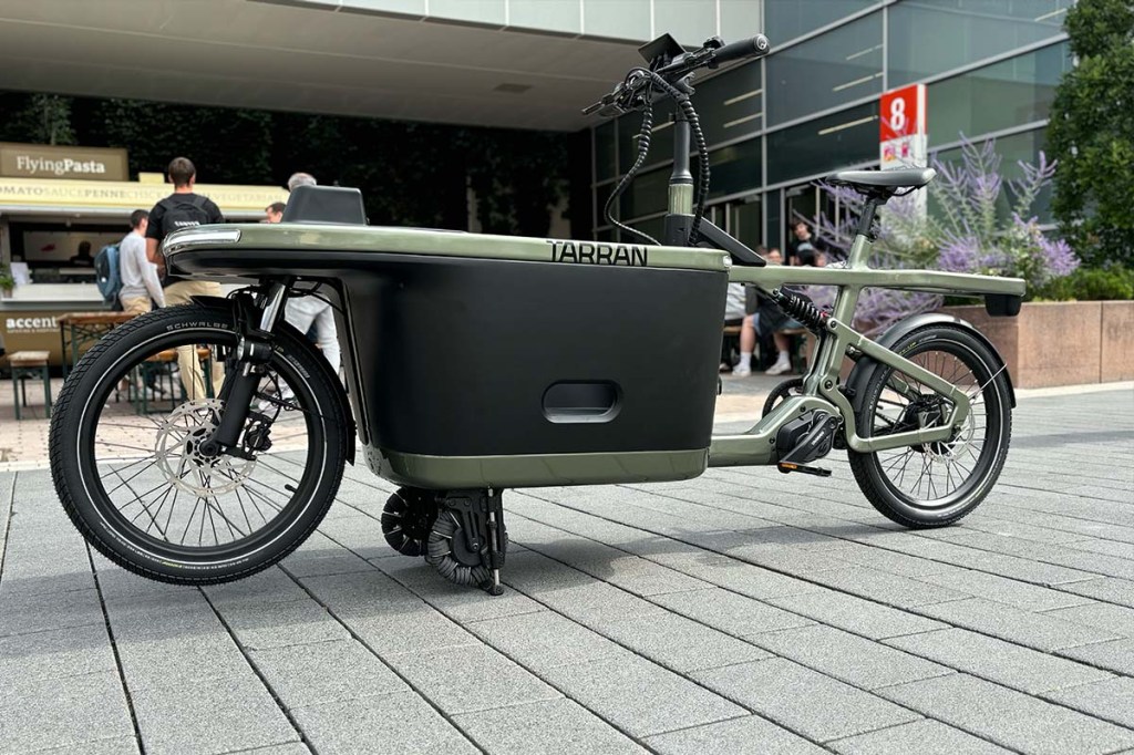 Cargo-E-Bike von der Seite auf einem Platz stehend