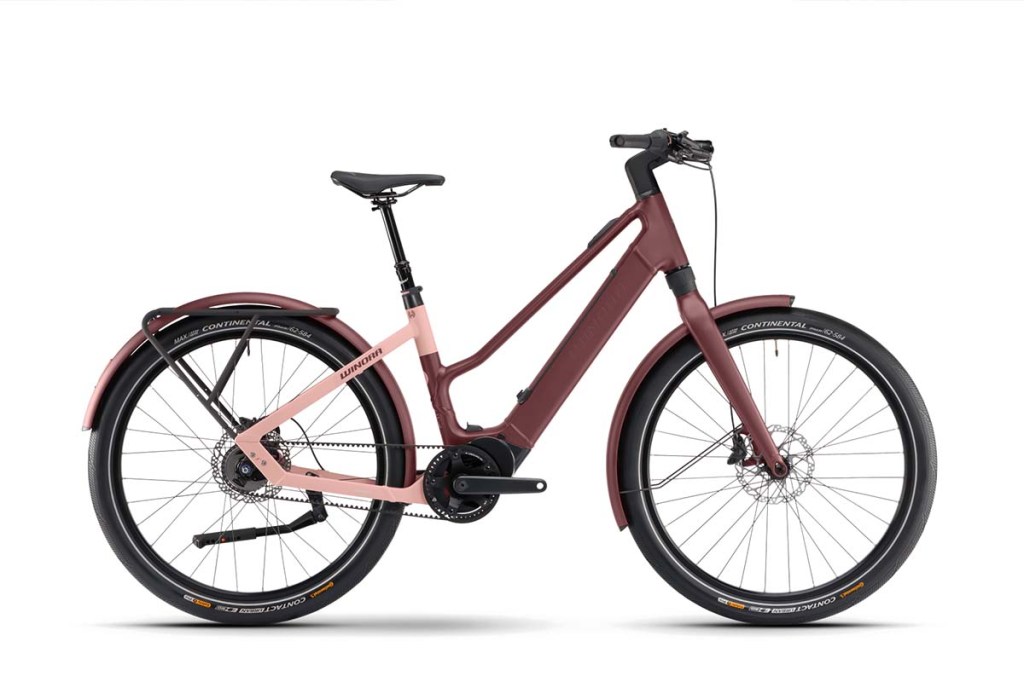 Productshot rotes E-Bike auf weißem Grund