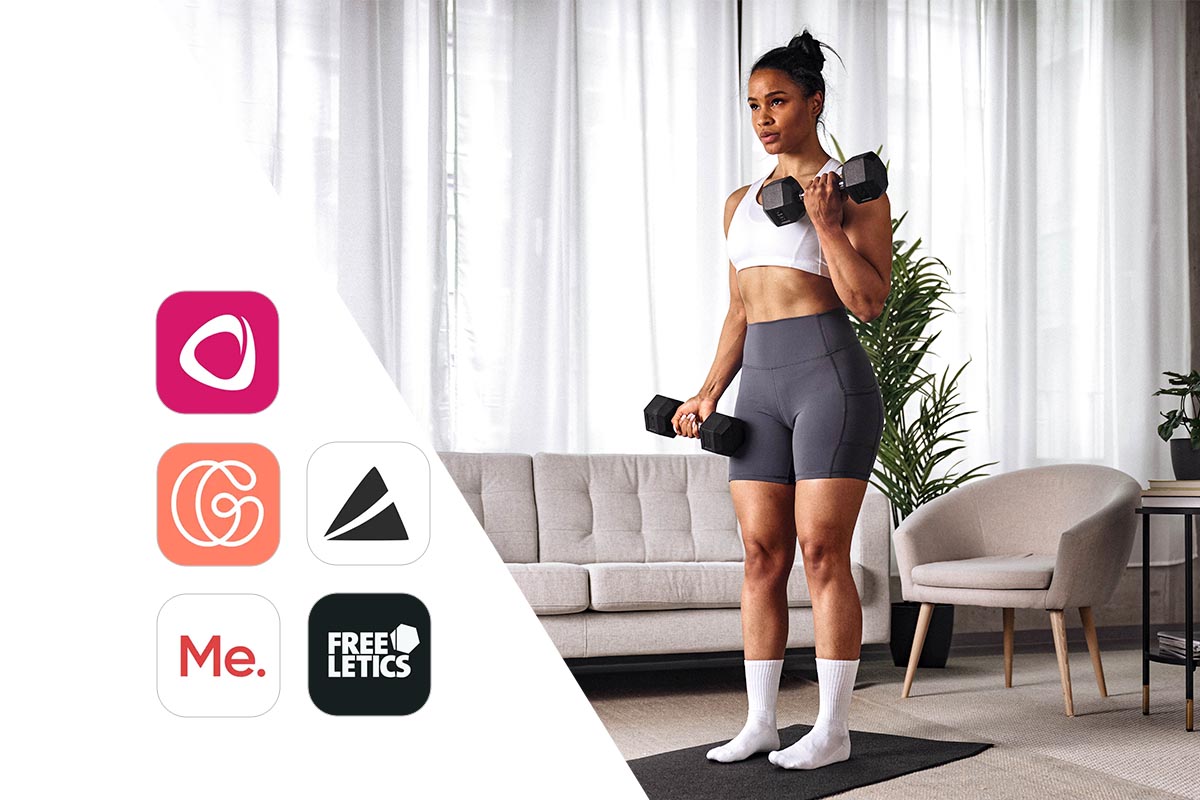 Eine Frau trainiert im Wohnzimmer mit Hanteln. Daneben sind die Logos diverser Fitness-Apps zu sehen.