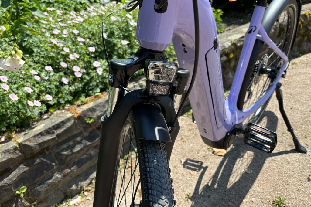 Detailaufnahme, Blick auf ein E-Bike von vorne