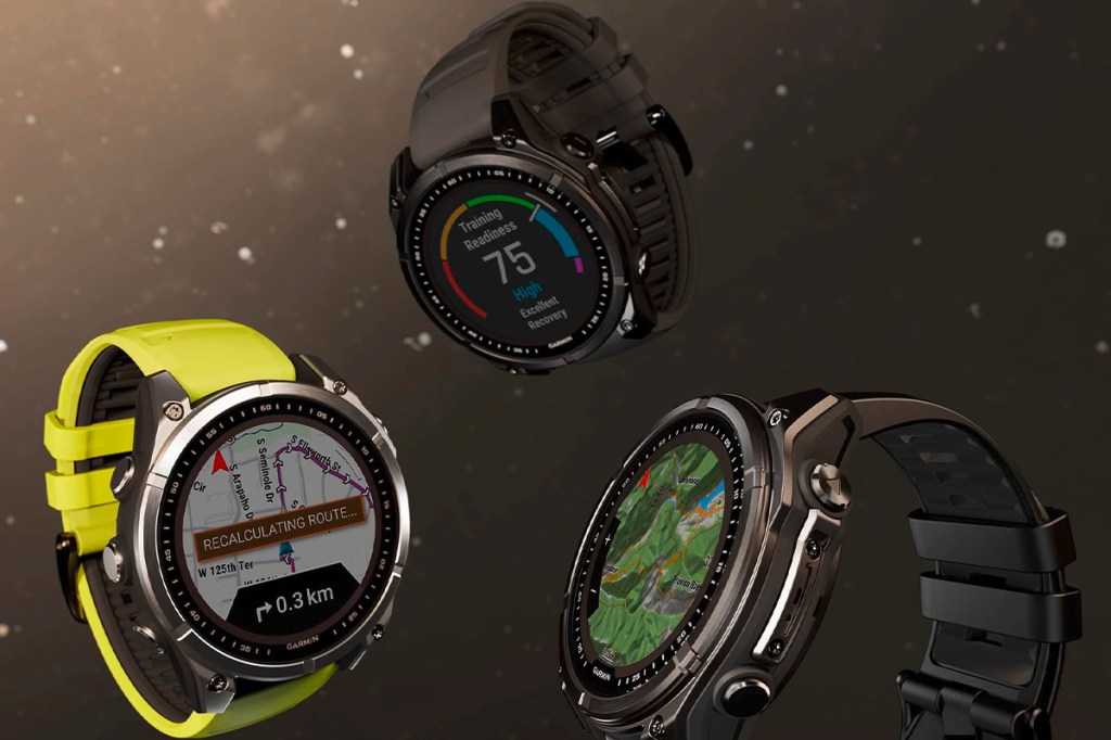 Drei unterschiedliche Modelle der Sportuhr Garmin Fenix 8 vor dunklem Hintergrund.