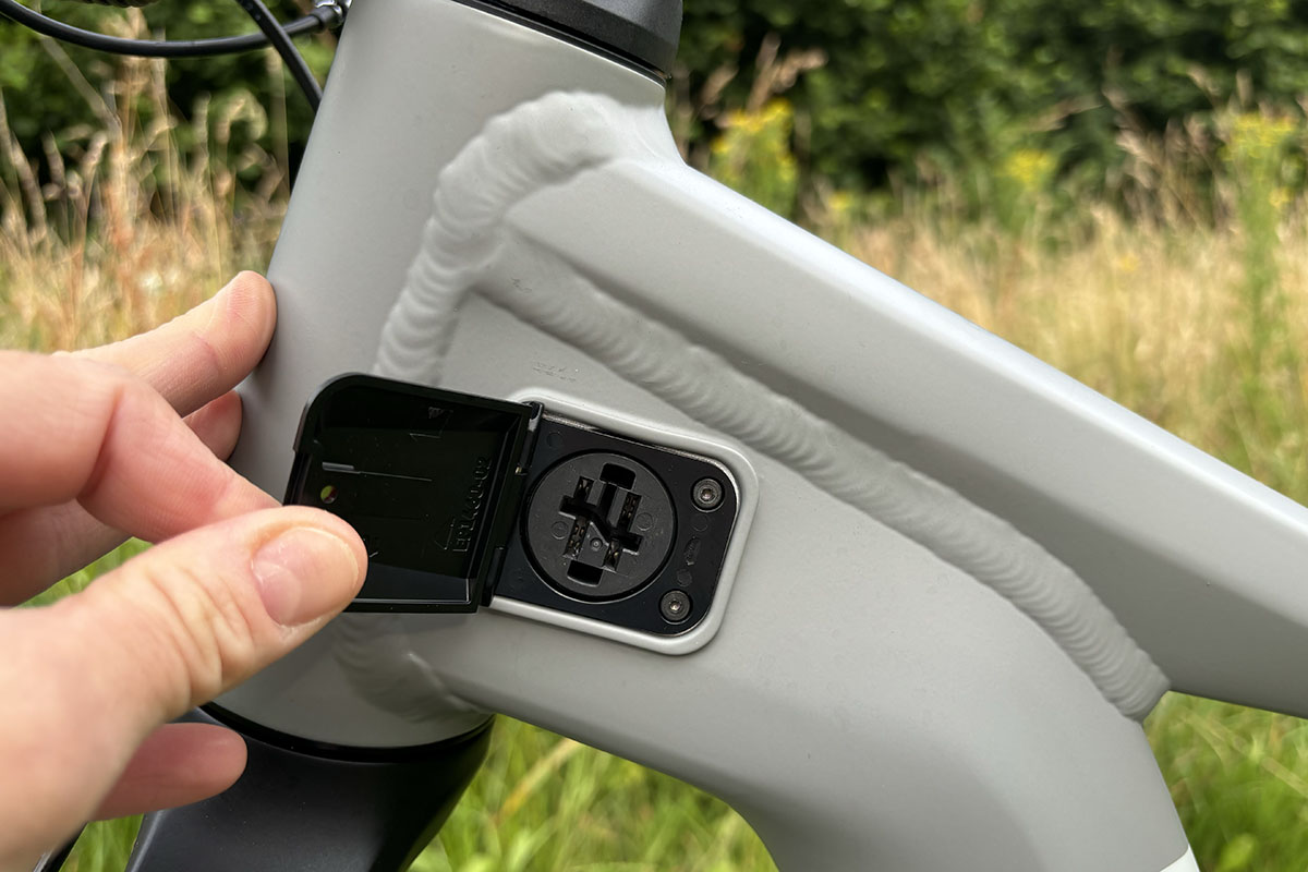 Detailaufnahme für den Anschluss das Ladesteckers bei Trekking-E-Bike Canyon Pathlite:ON 6 SUV.