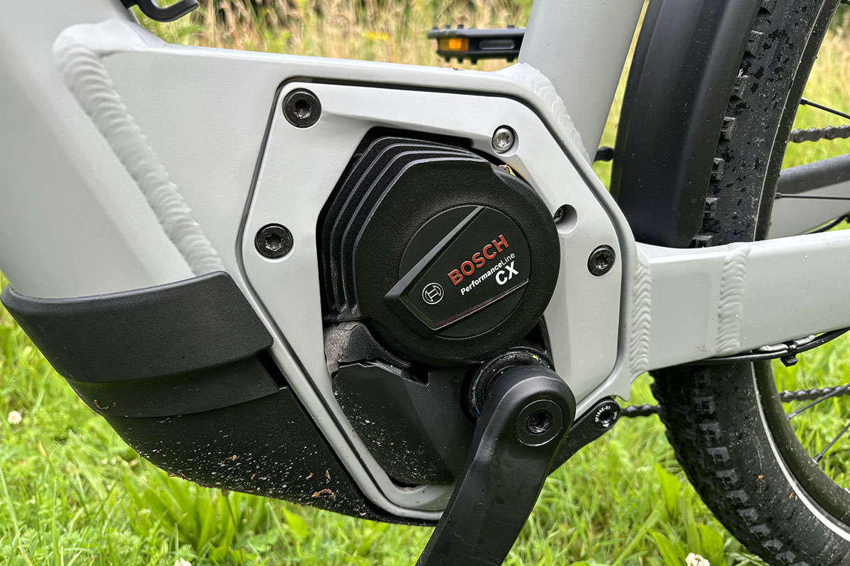 Detailaufnahme des Mittelmotors bei Trekking-E-Bike Canyon Pathlite:ON 6 SUV.