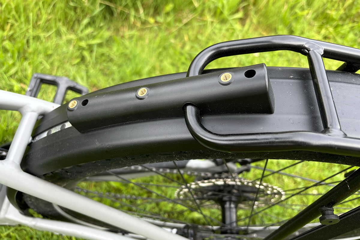 Detailaufnahme des Gepäckträgers bei Trekking-E-Bike Canyon Pathlite:ON 6 SUV.