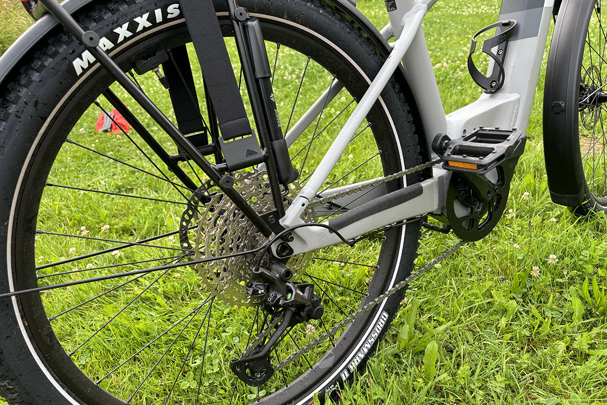 Detailaufnahme des Hinterrads mit Kettenschaltung bei Trekking-E-Bike Canyon Pathlite:ON 6 SUV.