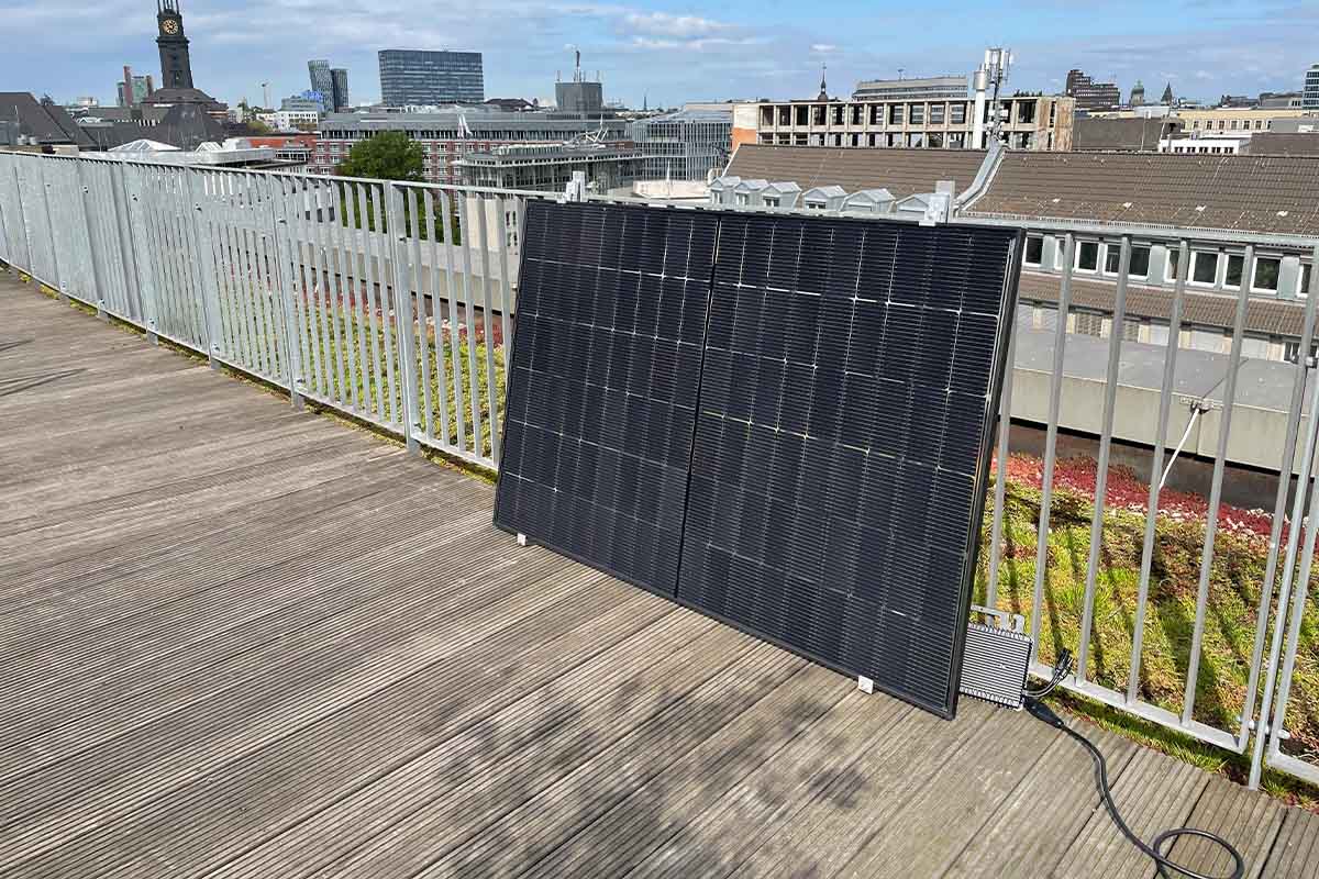 Das fertig aufgebaute Yuma-Balkonkraftwerk auf einer Dachterrasse.