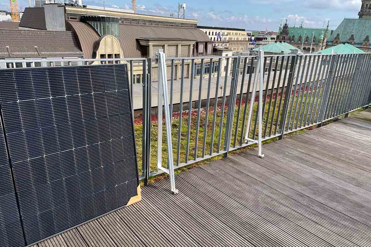 Die Halterung sowie das Yuma-Solarpanel nebeneinander an einer Balkonbrüstung.