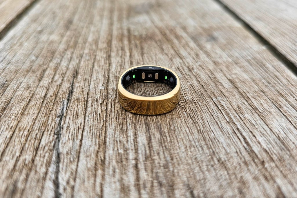 Ein Smart Ring liegt auf einer Holzfläche.