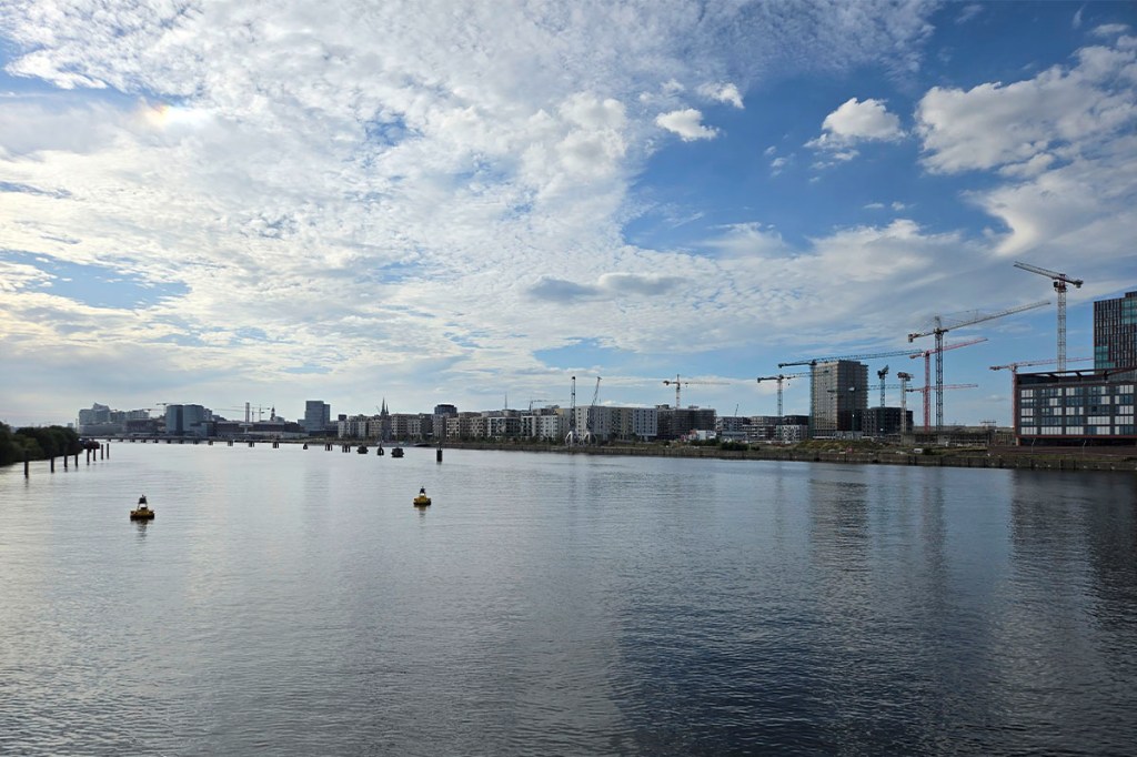 Blick über die Elbe Richtung Hamburger Hafen.