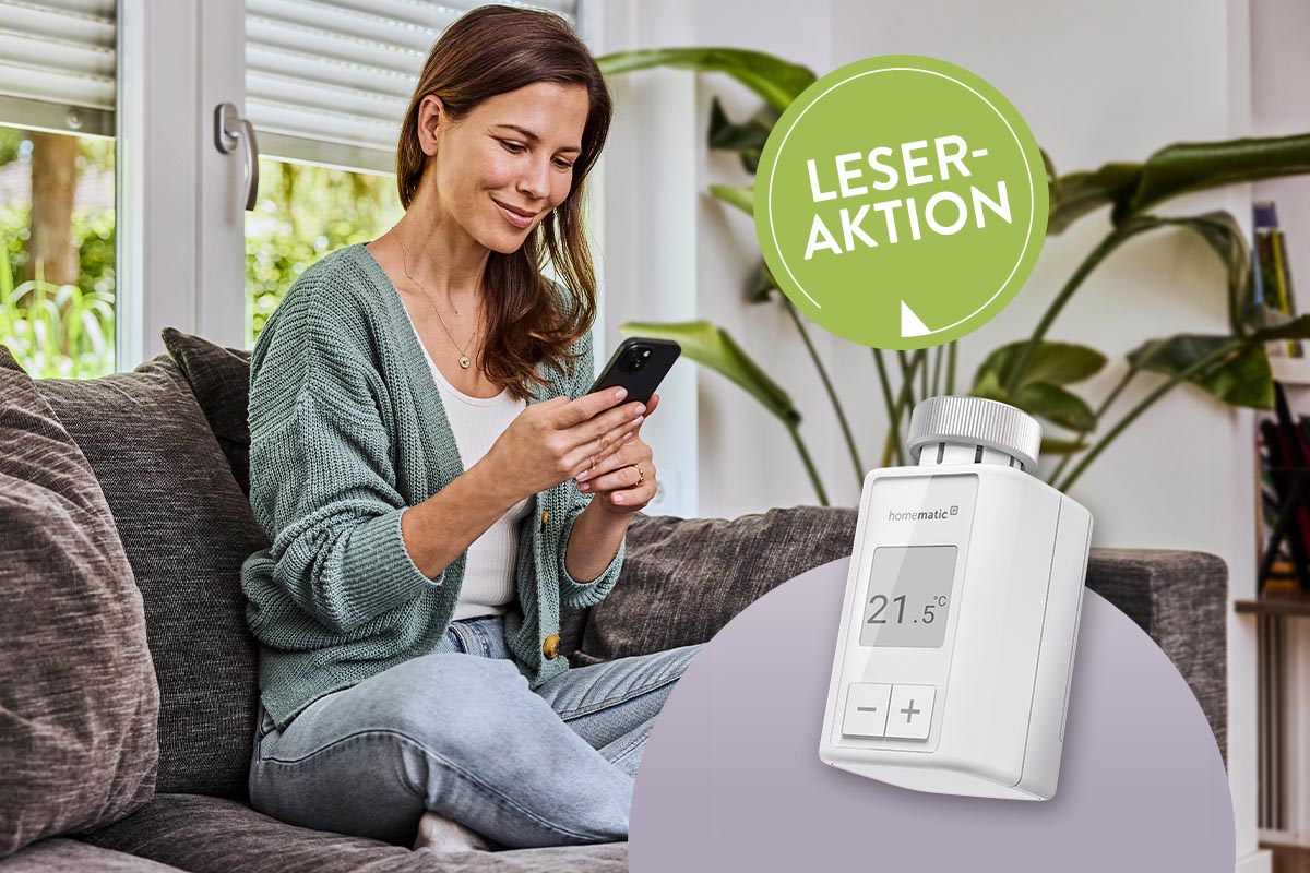 Eine Frau sitzt auf der Couch am Smartphone, davor ist das Homematic IP Heizkörperthermostat Flex abgebildet.