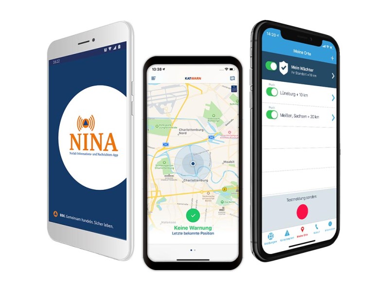 Drei Smartphones mit geöffneter Warn-App auf weißem Grund.