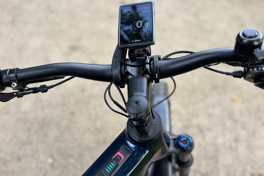 Detailansicht eine E-Bike-Lenkers mit Fahrdisplay, das mittig der Lenkerstange angebracht ist.