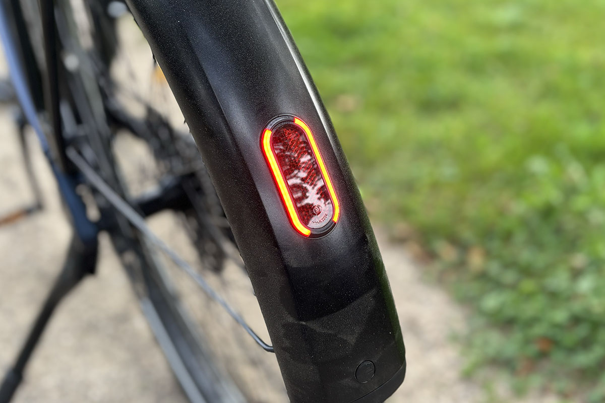 Detailansicht eingeschaltetes Rücklicht im Schutzblech bei einem E-Bike.