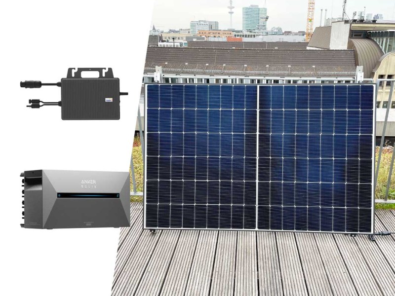 Ein Solarpanel auf einer Dachterrasse. Daneben ein Speicher und ein Wechselrichter auf weißem Grund.