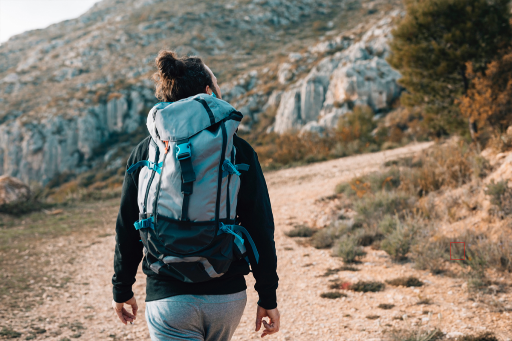 Ein Mann wandert mit einem Rucksack auf dem Rücken.