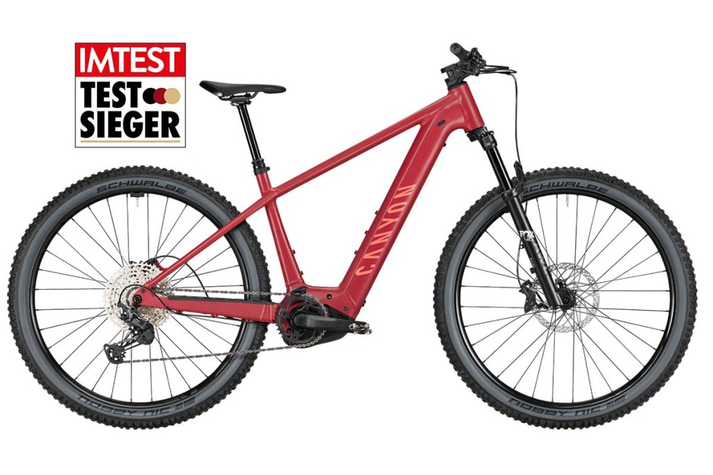 Productshot rotes E-MTB mit Testsieger Logo