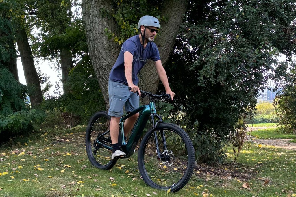 Mann auf einem E-Mountainbike im Park