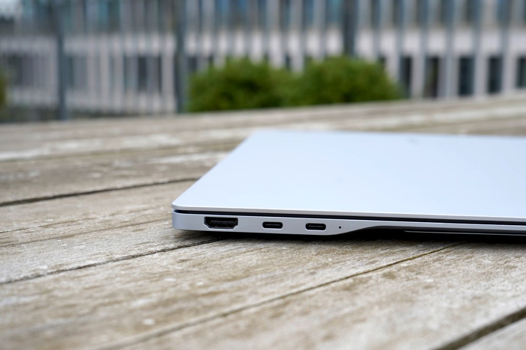 Detailaufnahme des HDMI-Anschlusses an der Seite des Notebooks Samsung Galaxy Book 4 Edge.