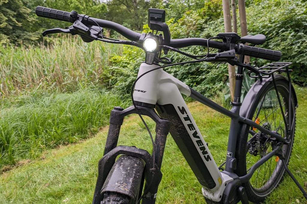 E-Bike von vorne mit angeschaltetem Licht