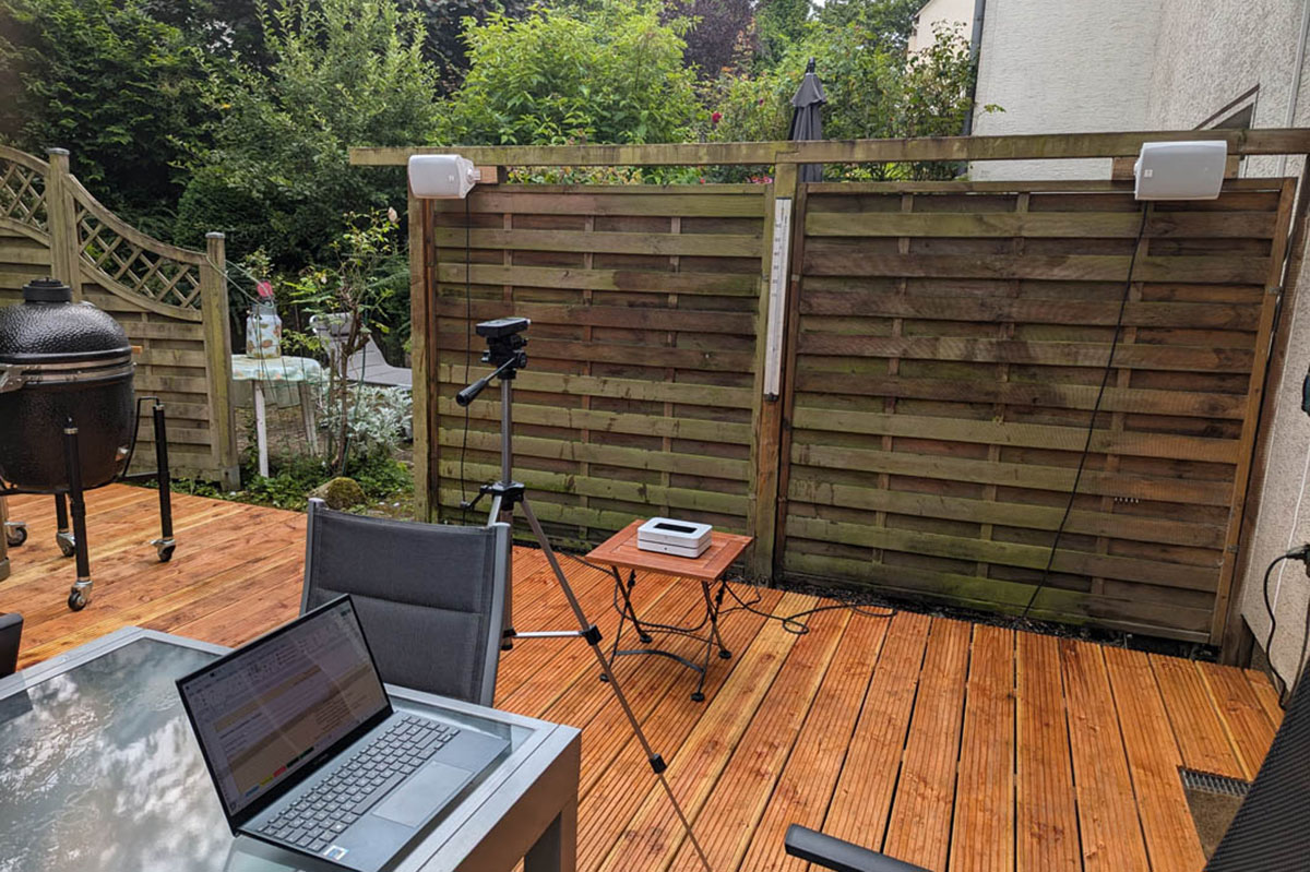 Montage Outdoor-Lautsprecher auf Tererrasse an Pergola.