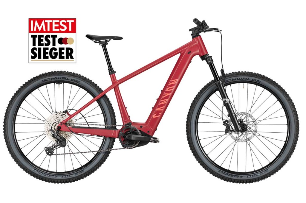 Productshot rotes E-Mountainbike mit Testsieger-Siegel