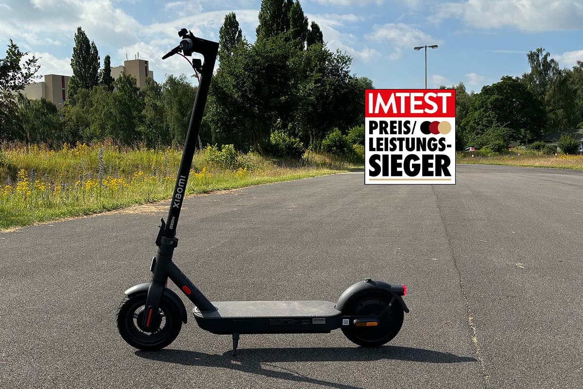 E-Scooter auf einer Straße stehend, dazu preis-Leistungs-Sieger-Grafik