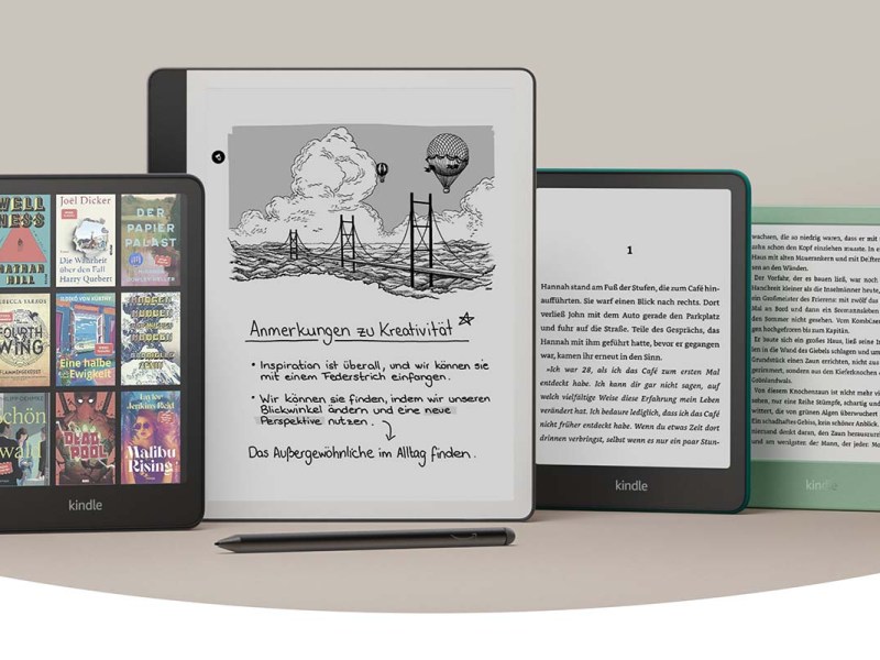 Vier E-Book Reader nebeneinander auf beigen Untergrund