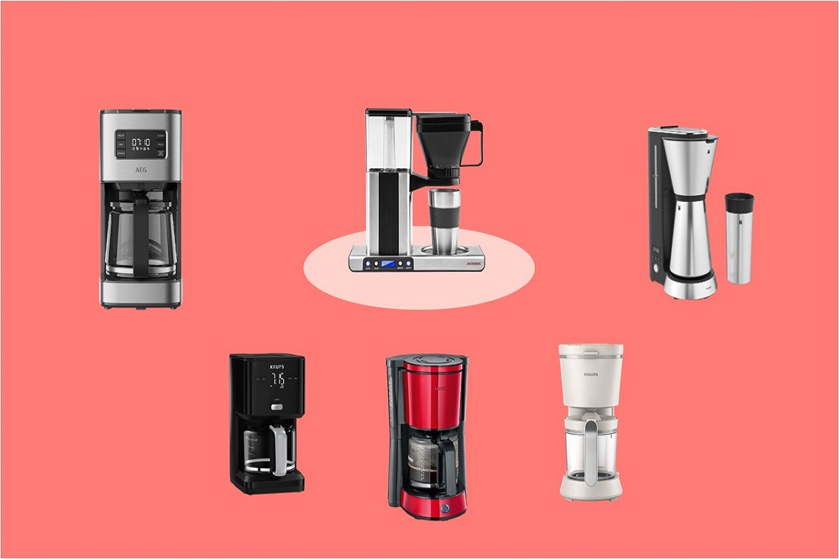 Sechs Filterkaffeemaschinen sind auf orangenem Hintergrund angeordnet.