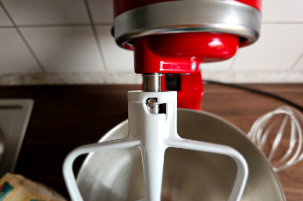 Ein angestecktes Werkzeug der KitchenAid Artisan 125.