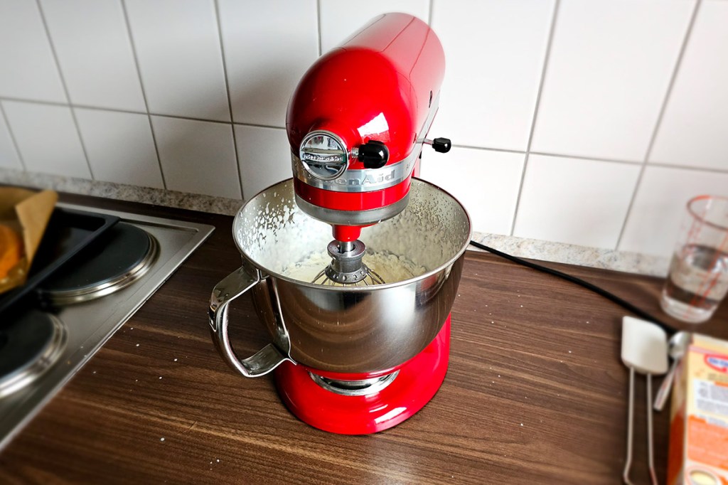 Die KitchenAid Artisan 125 schlägt Sahne auf.