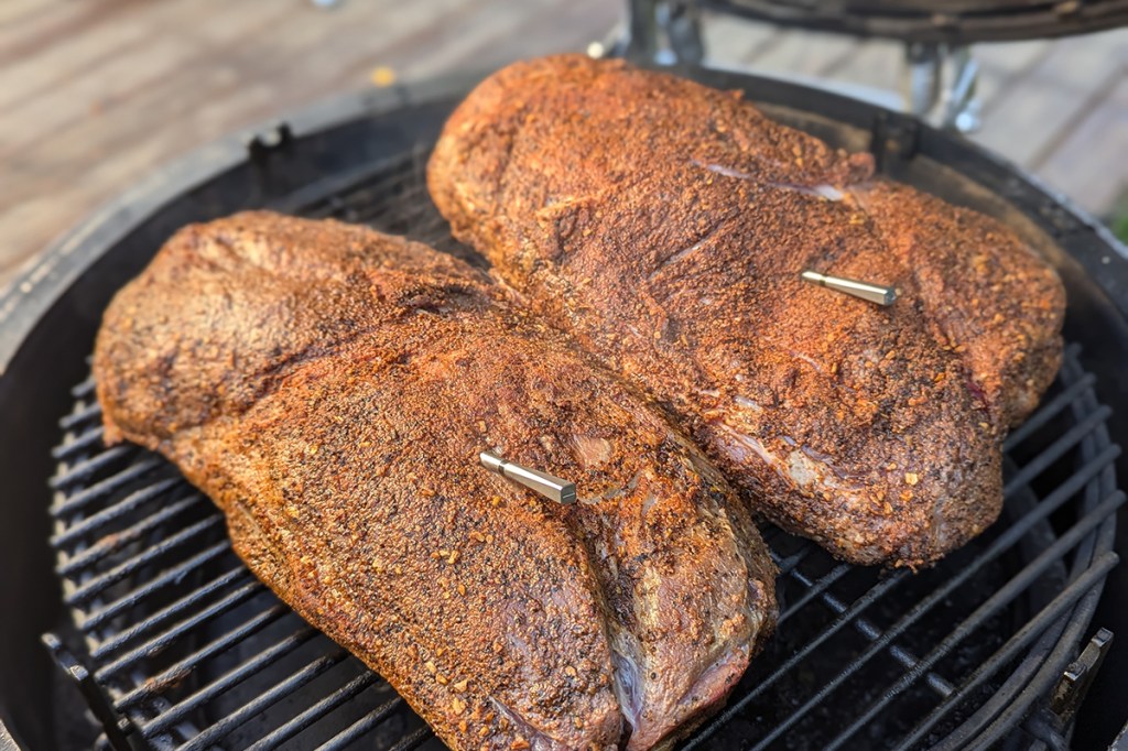 Zwei Schweinenacken auf dem Grill mit jeweils eingesteckten Temperatursonden