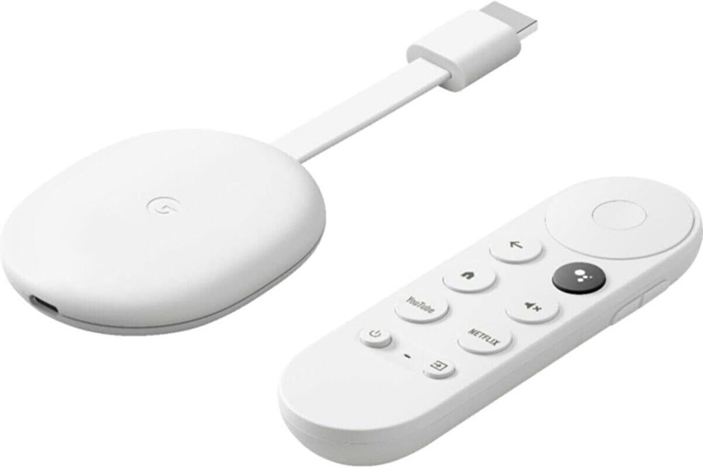 Weißer Chromecast-Streaming Stick neben ebenfalls weißer Fernbedienung liegend auf einer weißen Oberfläche