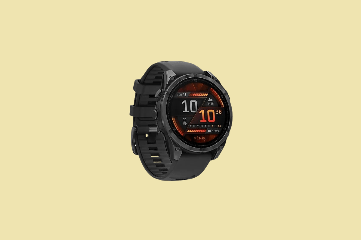 Garmin Fenix 8 Smartwach auf gelbem Hintergrund.