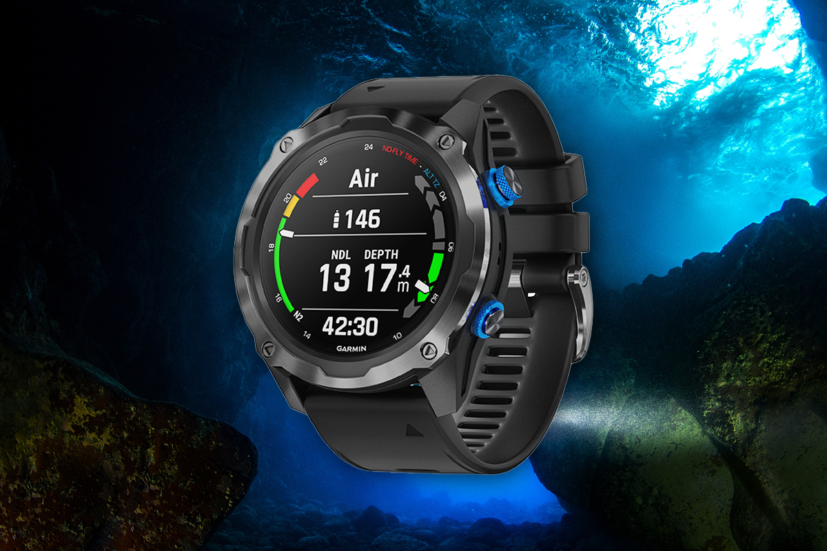 Die schwarze Garmin-Smartwatch Mk2I vor einem Unterwasser-Panorama