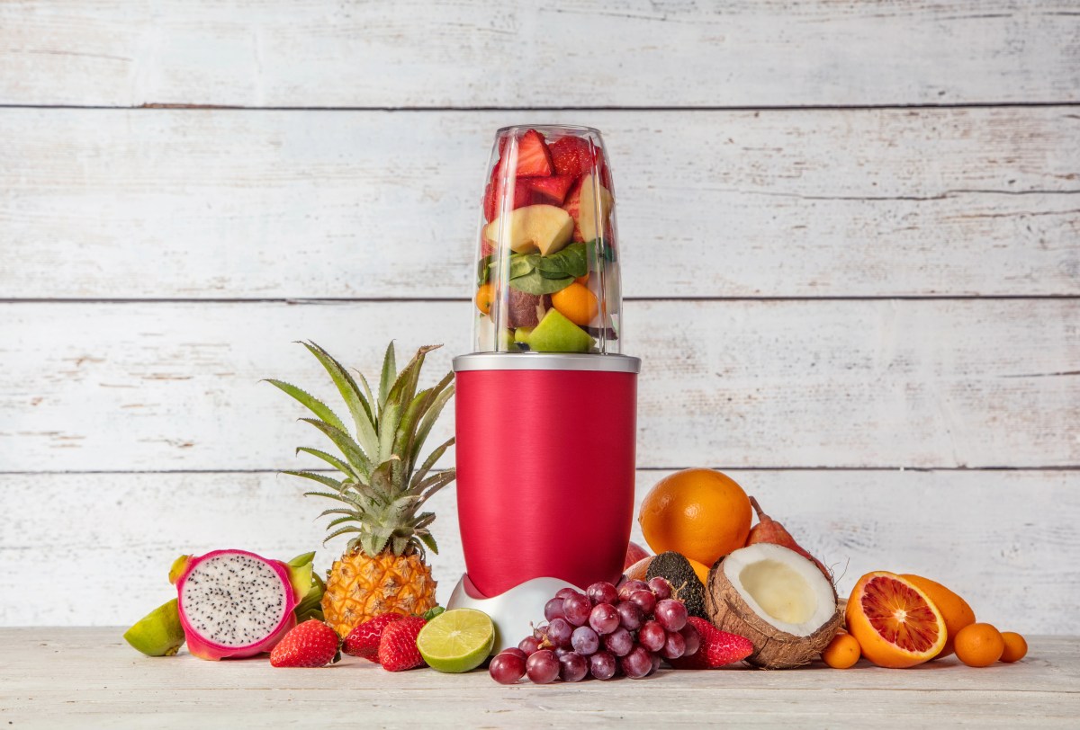 Smoothie Maker mit Obst dekoriert