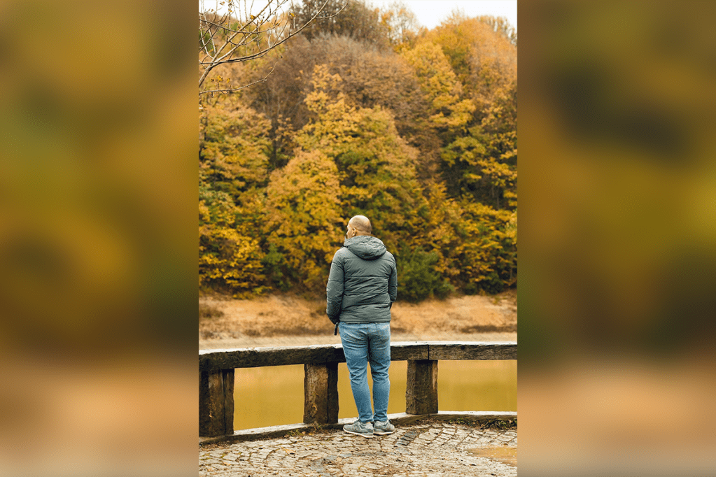 Ein Mann spaziert im Wald