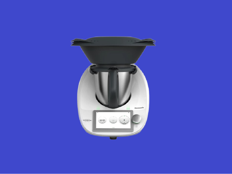 Thermomix TM6 auf blauem Hintergrund.