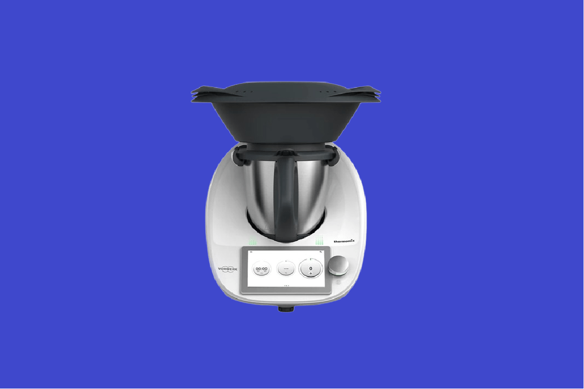 Thermomix TM6 auf blauem Hintergrund.