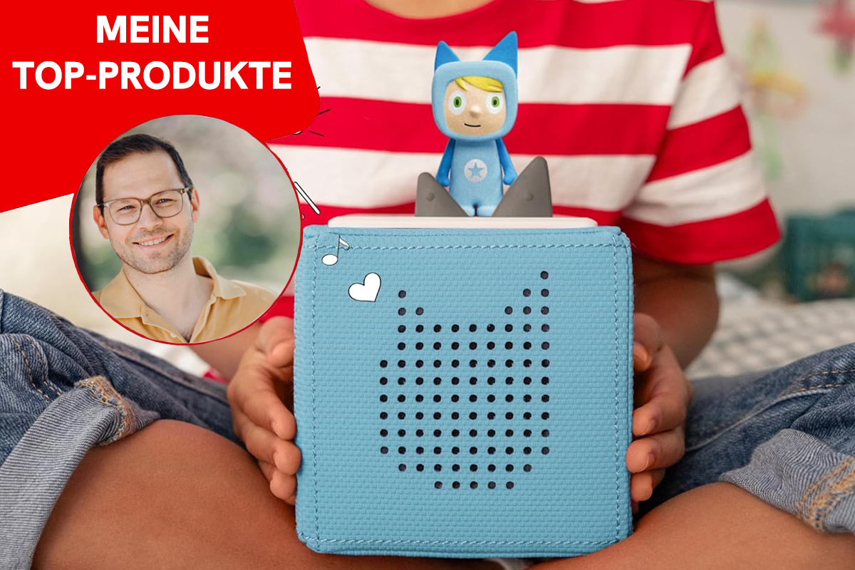 Eine Toniebox liegt auf einem Schoß.