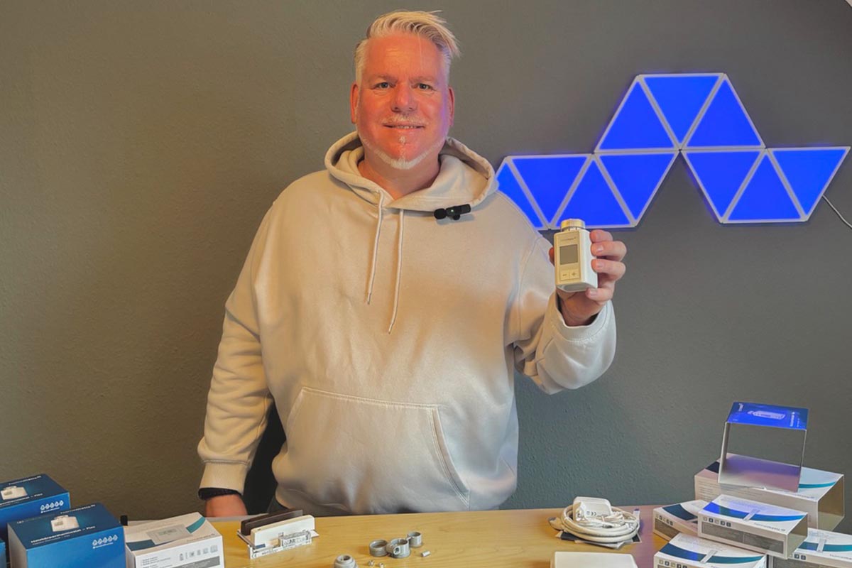 Lesertester Manfred Hoppe mit seinen Testgeräten.