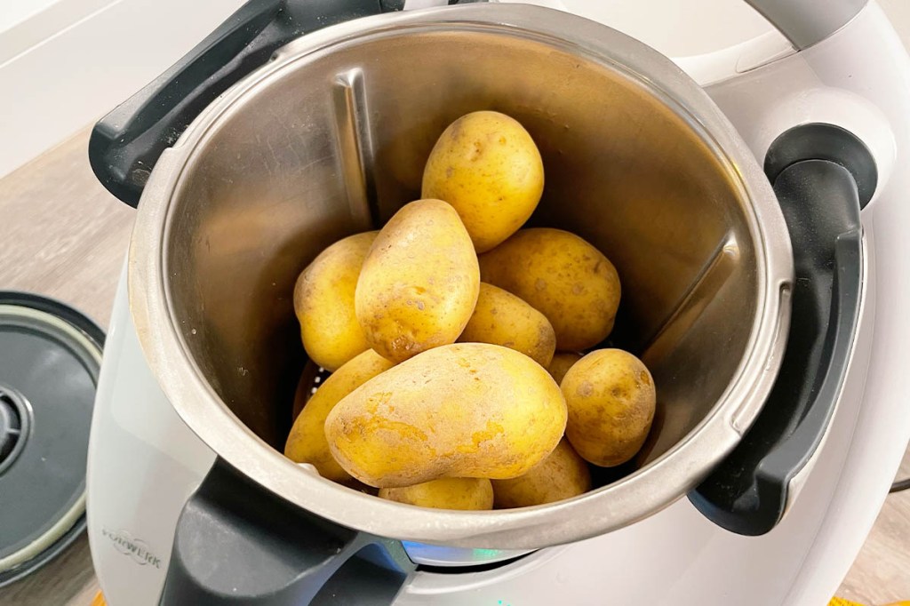 Ungeschälte Kartoffeln im Thermomix-Mixtopf.