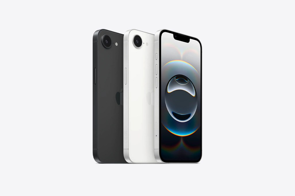 Drei Apple iPhone 16e vor weißem Hintergrund.