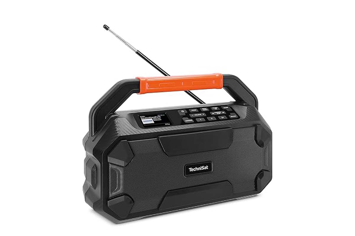 schwarzes Baustellenradio mit orangenem Griff auf weißem Grund